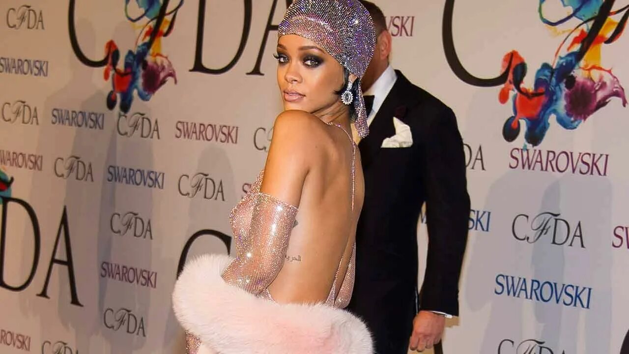 Рианна 2024 фото. CFDA Awards Рианна. Рианна CFDA. Рианна, CFDA Fashion Awards, 2014. Рианна в платье Сваровски.