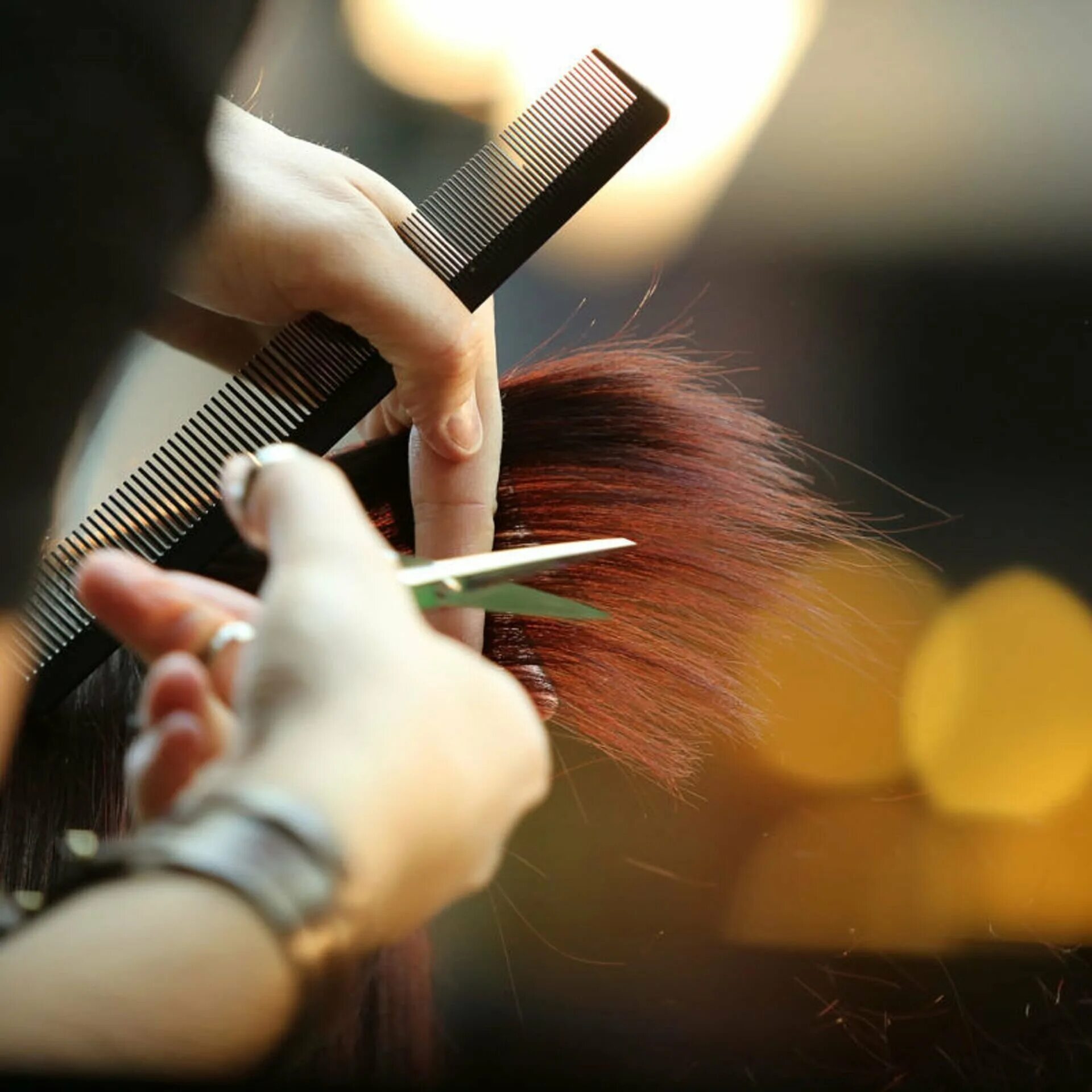 Стрижка волос в марте 2024 г. Руки парикмахера. Стрижка волос. Стрижка процесс. Ножницы для стрижки.