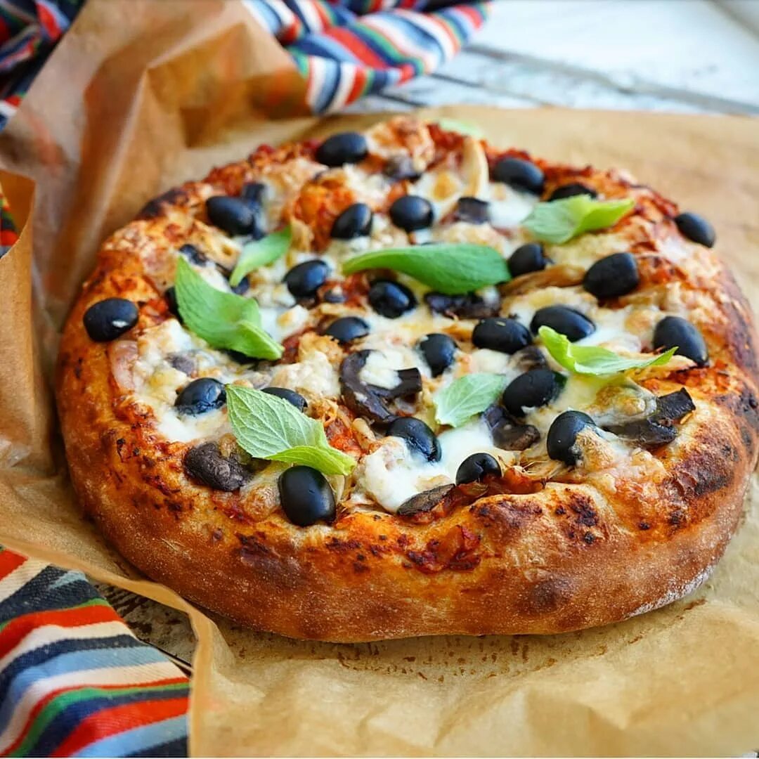 Пицца круглая. Толстое теста для пиццы. Пицца 30. Пицца deep dish. Пицца маргарита.