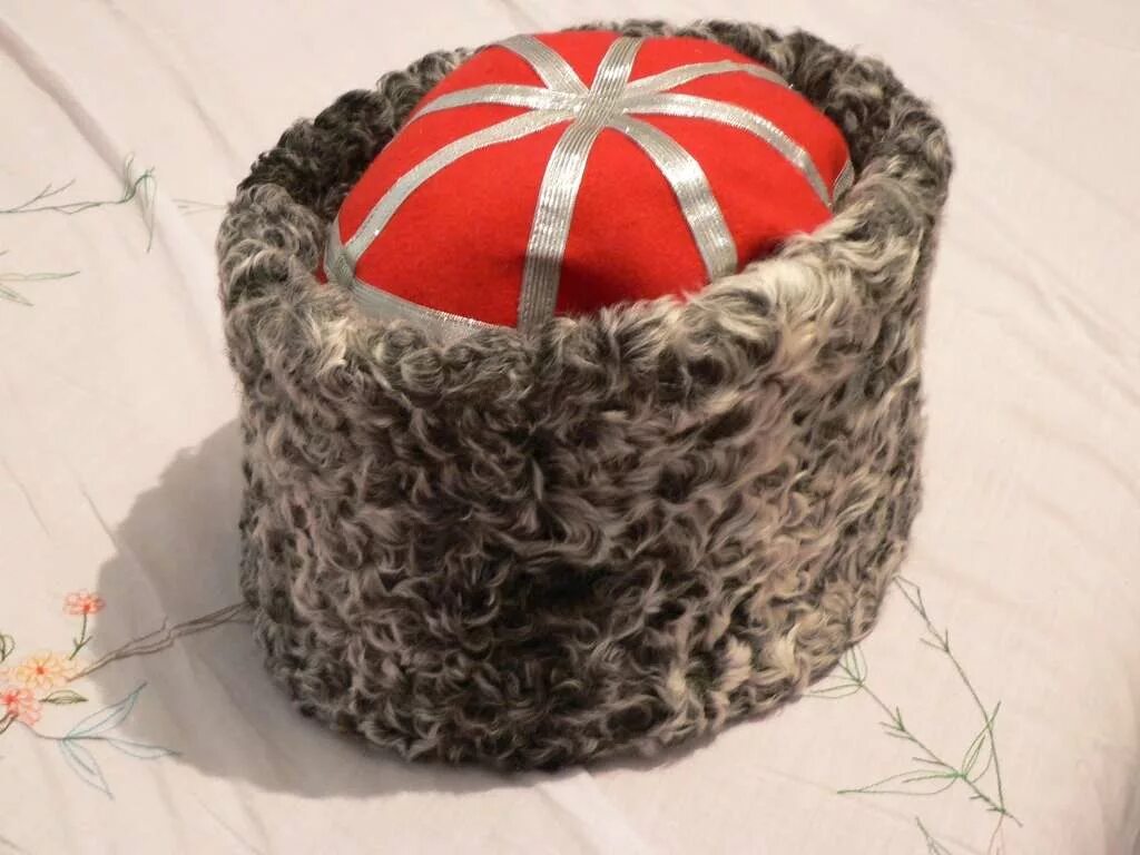 Папаха черная казачья кубанская. Шапка кубанка женская из норки выкройка. Кубанка 1812. Казачьи и горские папахи. Выкройки для папахи казачьей.