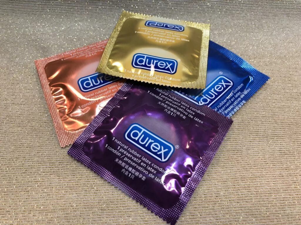 презервативы контекс большая пачка. призорвотивы на с толе. презики. презики дюрекс в руке. необычные презики.