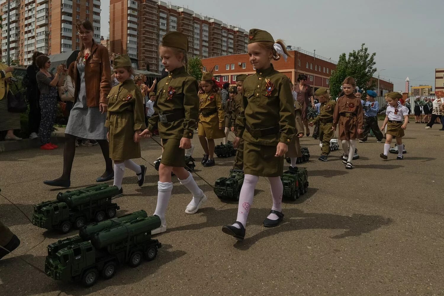 Парад детских войск. Детский военный парад. Дети на параде Победы. Парад в детском саду к 9 мая. Парад программа