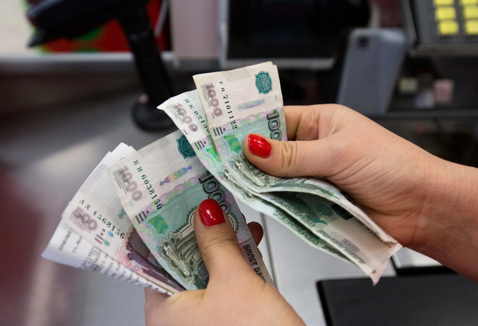 Оплата в феврале. Наличные деньги. оплата наличными. деньги оплата. пересчитывает деньги.