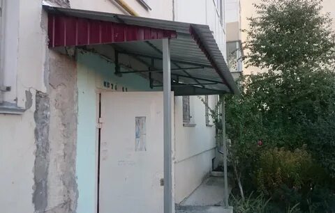 Козырек над входом многоквартирного дома