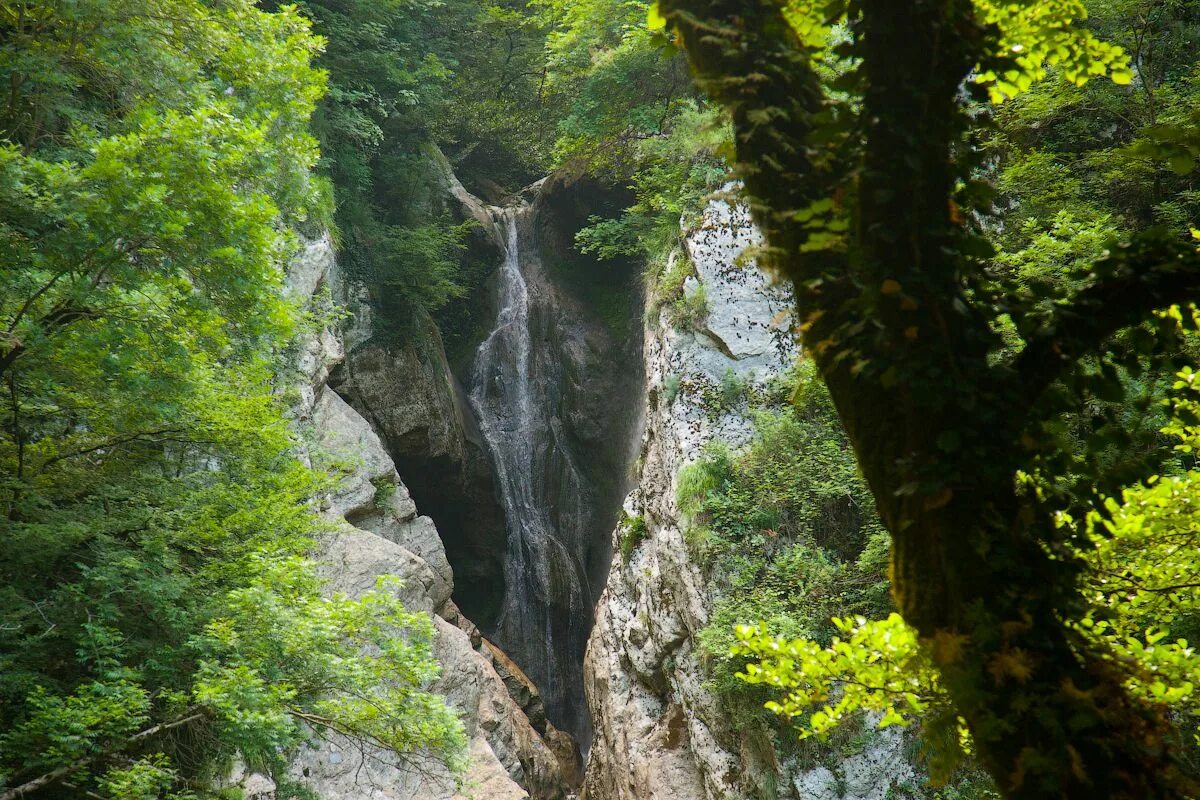 Агурский водопад Сочи. Агурские водопады Краснодарский край. Агурское ущелье Сочи национальный парк. Агурские водопады Сочи парк. Природные достопримечательности сочи