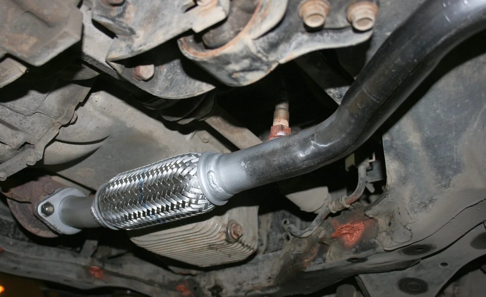 0 tsi. Приёмная труба глушителя тигуан 1. 0 дизель 2010. Приемная труба тигуан 2. Гофра тигуан.