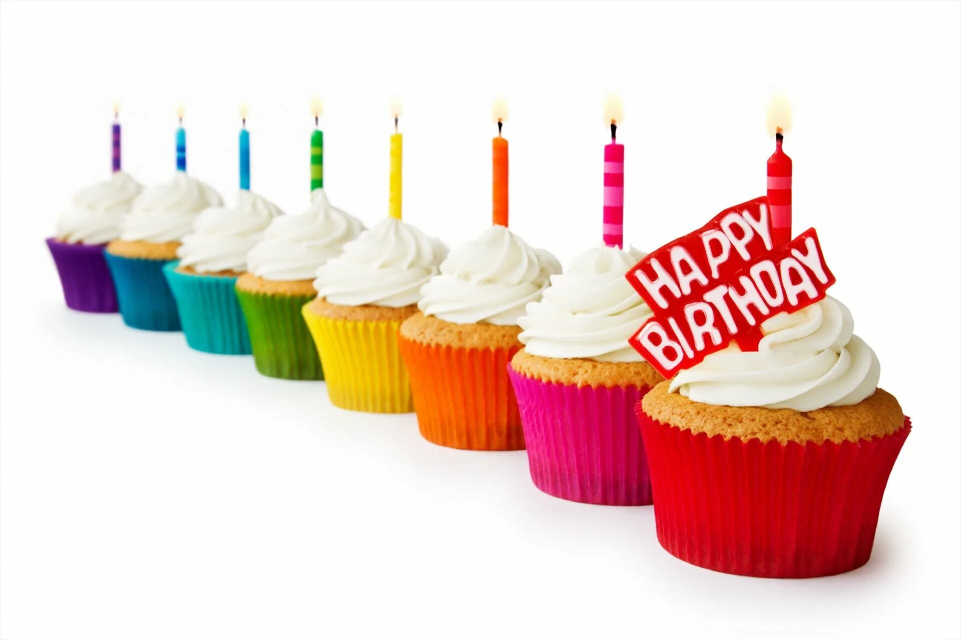 День рождения 12 января. Торт со свечками. С днем рождения Пироженка. Пирожное на день рождения. Пирожные на белом фоне.