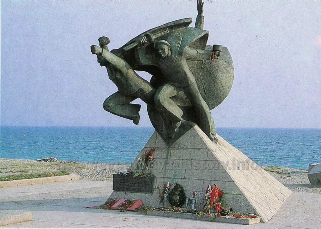 Евпатория фото города. Евпатория город герой. Памятник евпаторийскому десанту евпатория. Евпатория 2500. Евпатория город герой.