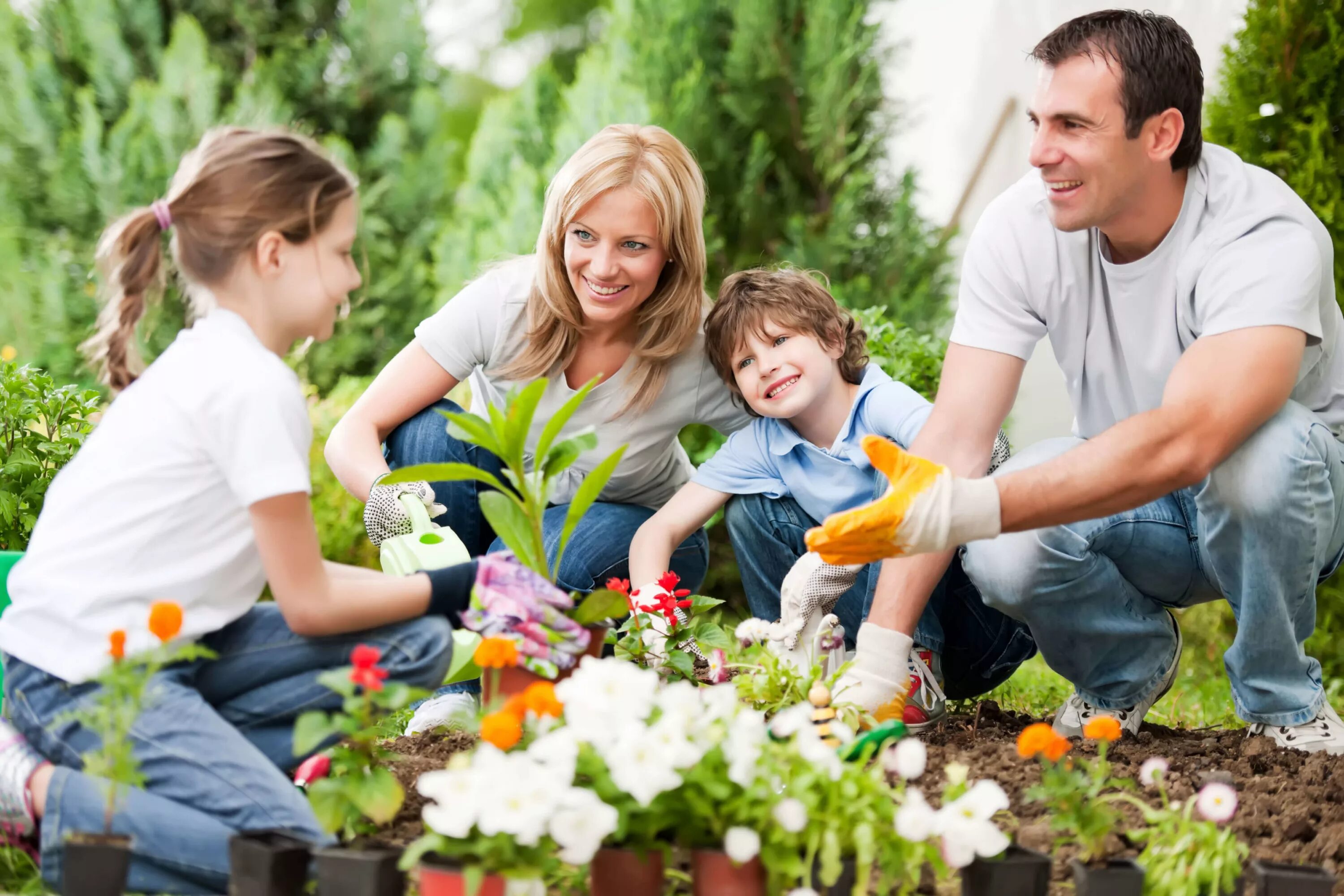 Счастливая семья в саду. Дети с родителями. Ребенок в семье. Семейный праздник на природе.