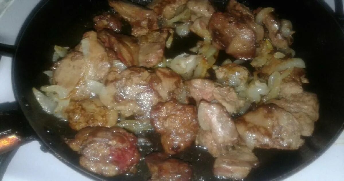 Печень на сковороде рецепты с фото. Печень куриная жареная с луком. печень куриная жареная с луком на сковороде. курица жареная на сковороде с луком. куриная печень с луком на сковороде.