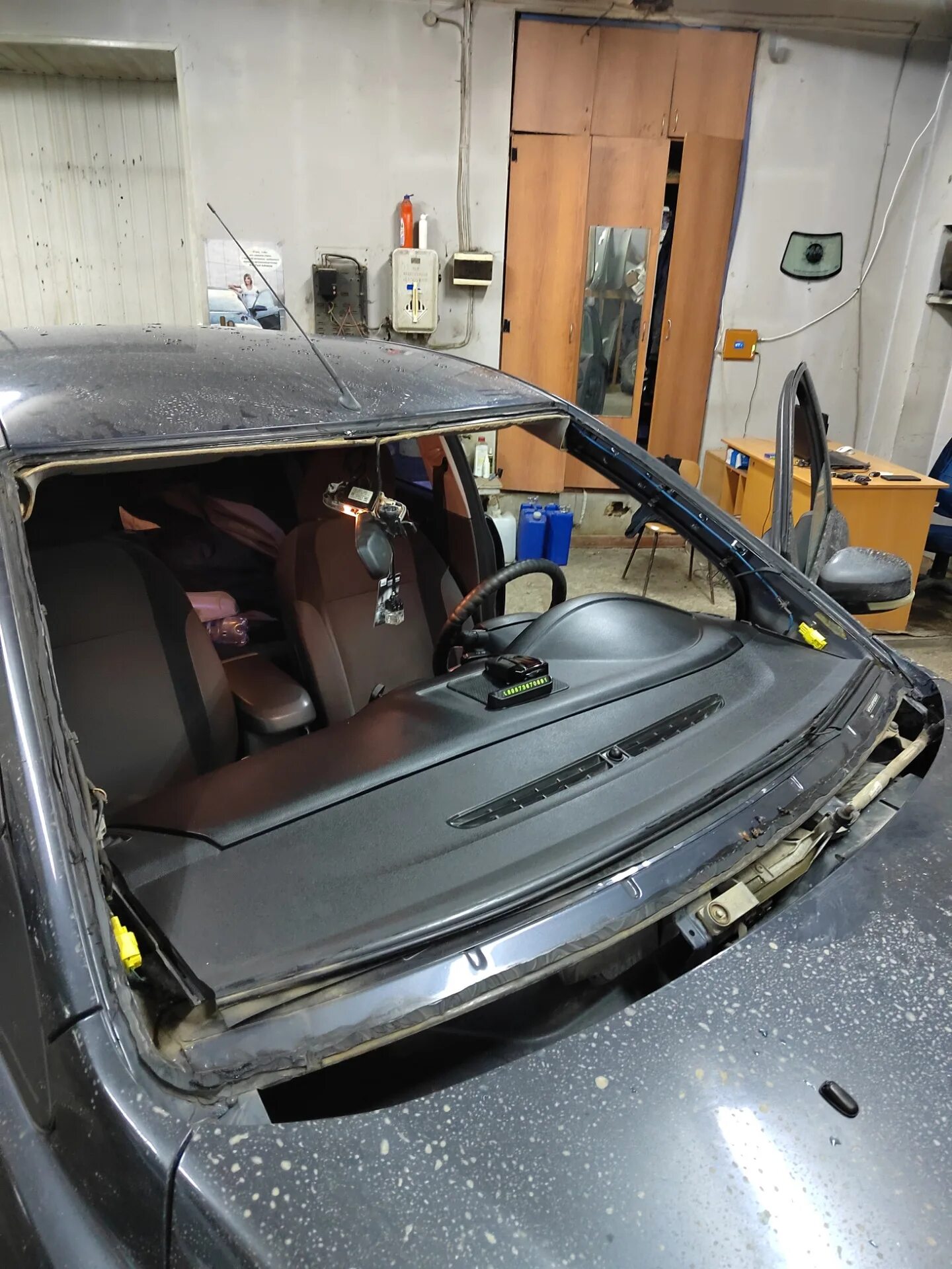 Лобовое стекло ford focus 3. Форд фокус 2 2006 лобовое стекло. 1829079 клипса. Замена лобового стекла на форд 2. Лобовое стекло на форд фьюжн 1.
