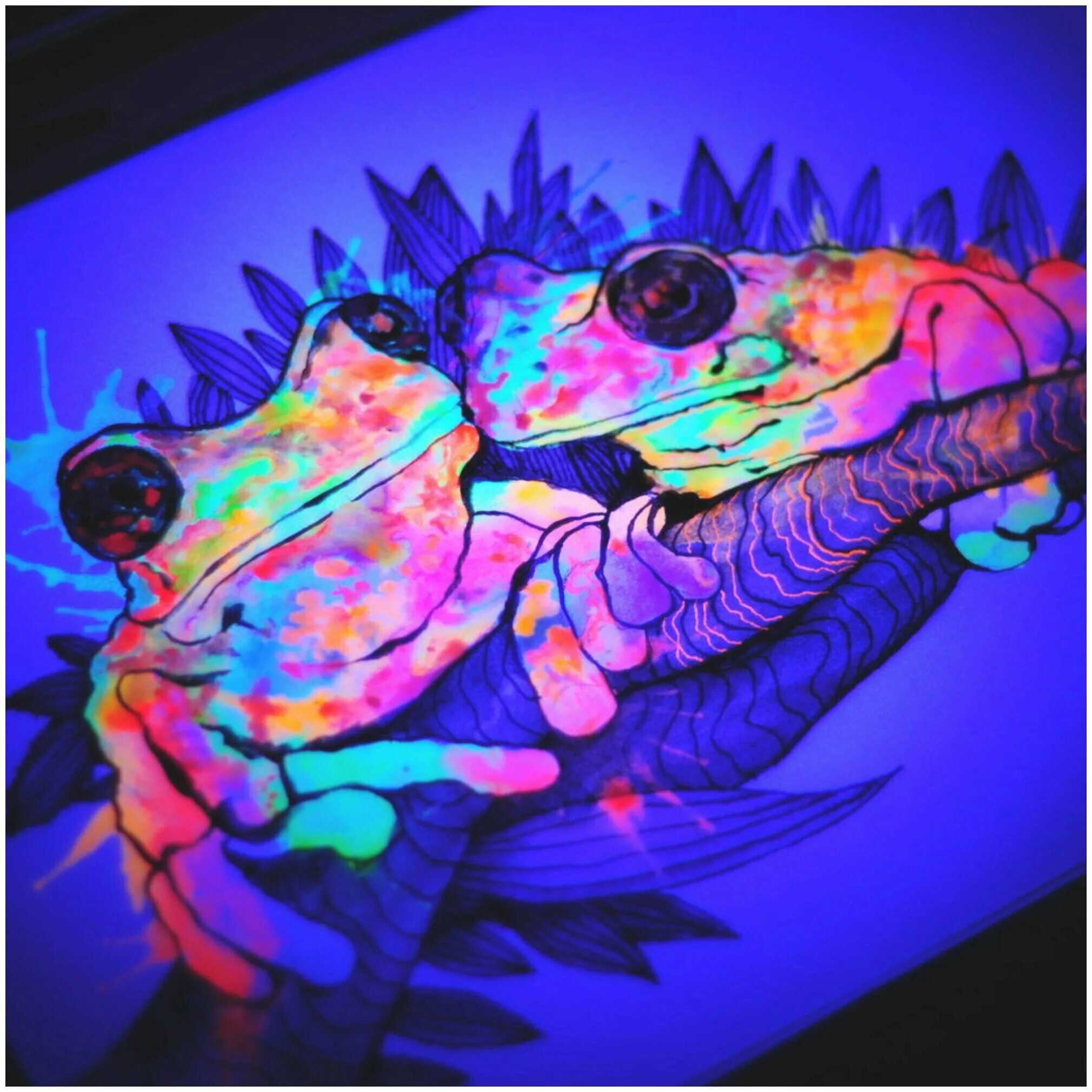 биолюминесцентные деревья дубай. зеленое свечение. неоновая гирлянда. световой заряд. неоновый грим.