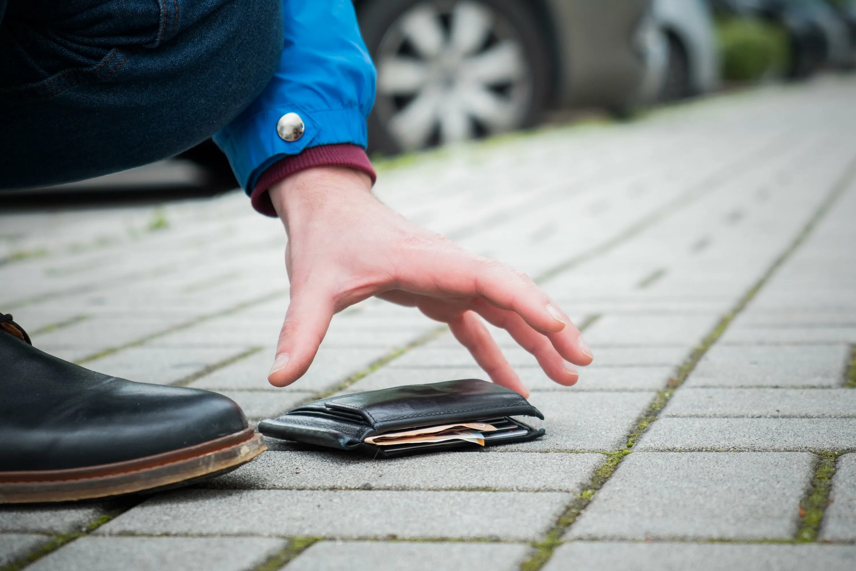 Picking up money. Человек нашел кошелек. Кошелек на улице. Человек нашел кошелек на улице. Кошелек на дороге.