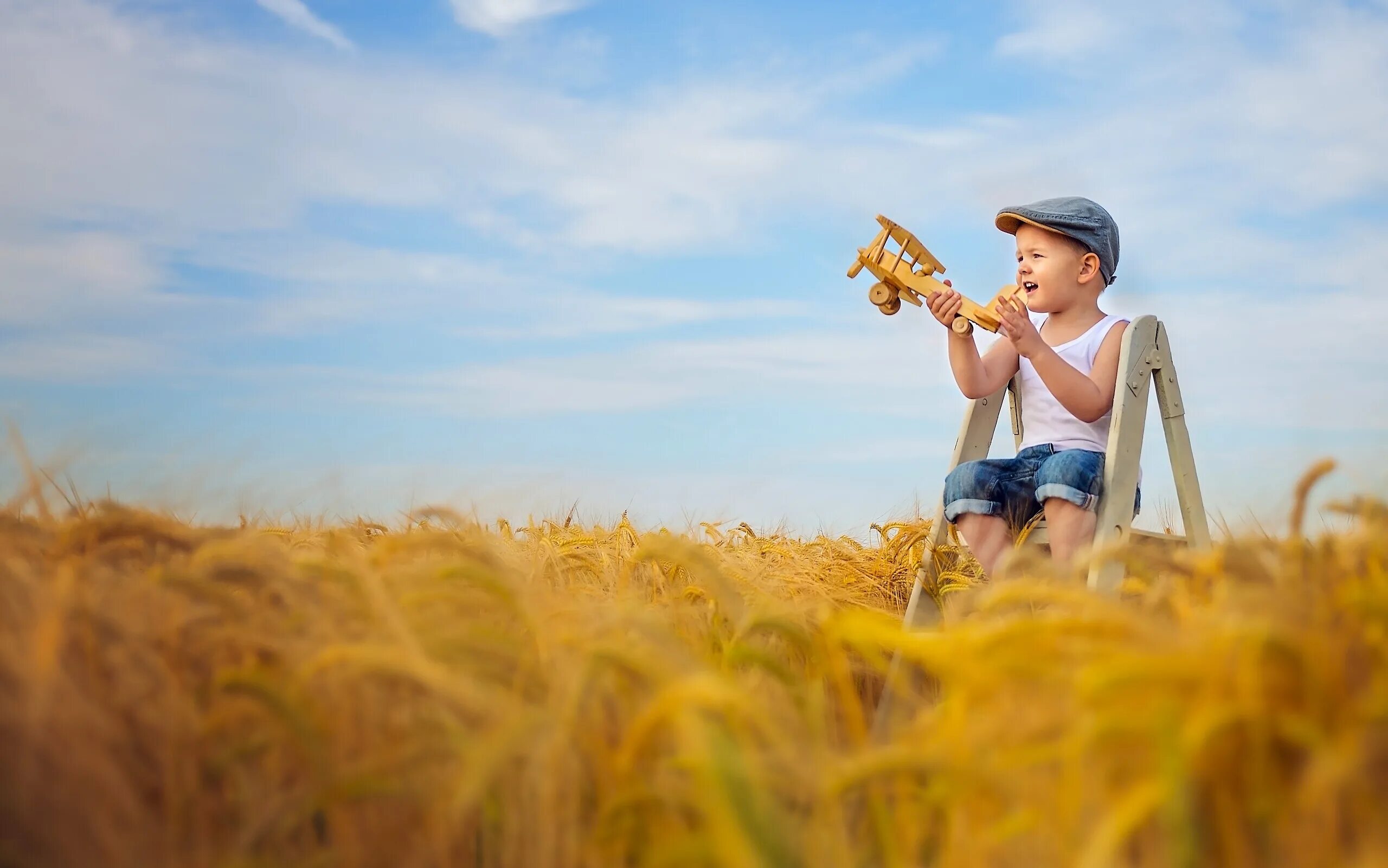 Field children. Дети в пшеничном поле. Фотосессия в поле мальчик. Фотосессия мальчиков в поле пшеницы. Мальчик в поле с самолетиком.