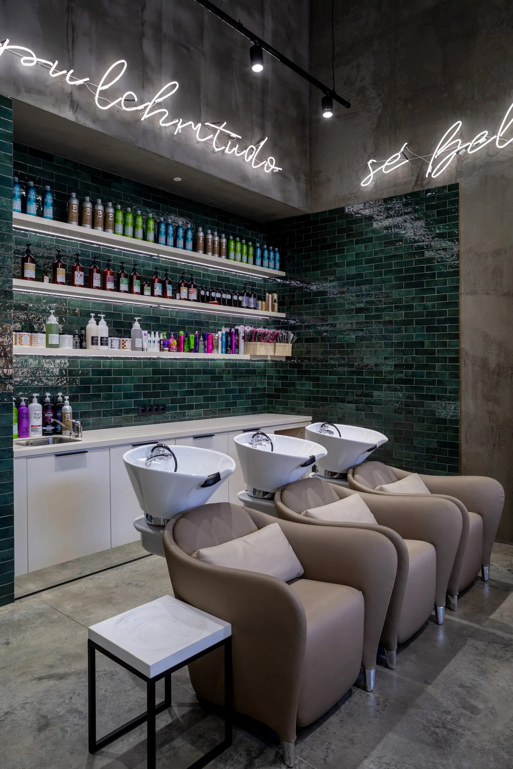 Сайт бьюти бар. Beauty bar кастанаевская. beauty bar салон красоты. бьюти бар интерьер. студия красоты с баром.