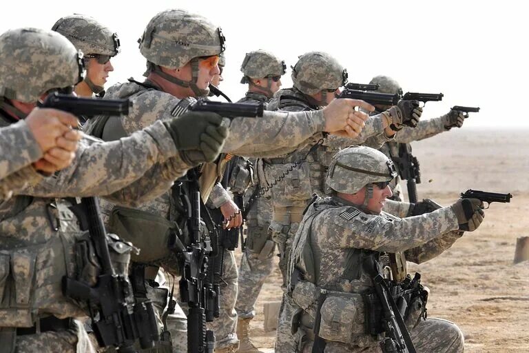 The u s army. Beretta m9 us army. американсмкие суолдат.