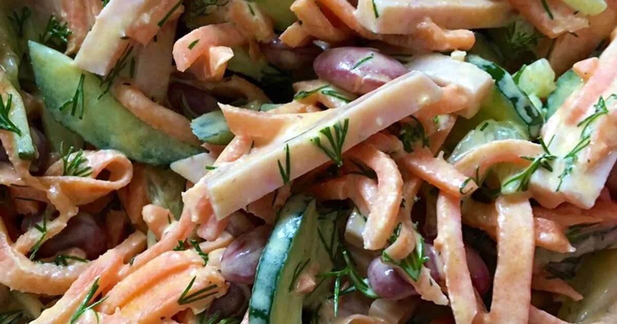 Салат с корейской морковкой и колбасой. Салат с морковью. Салат с печенкой и корейской морковкой. Салат мельница с корейской морковью. Салат с соленым огурцом и корейской морковкой.