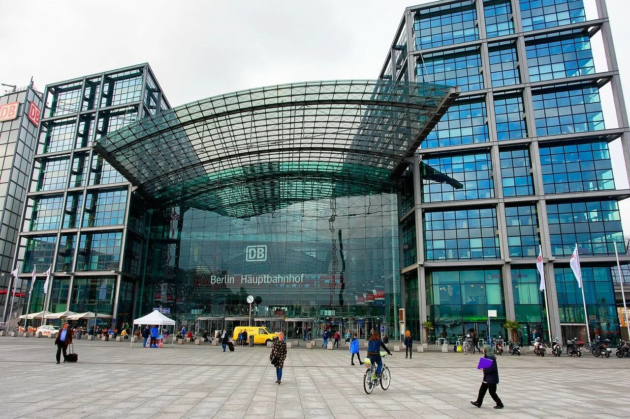 Берлин самое главное. Вокзал Берлин Хауптбанхоф. Берлин вокзал Hauptbahnhof. Центральный вокзал Берлина. ЖД вокзал в Берлине Центральный.