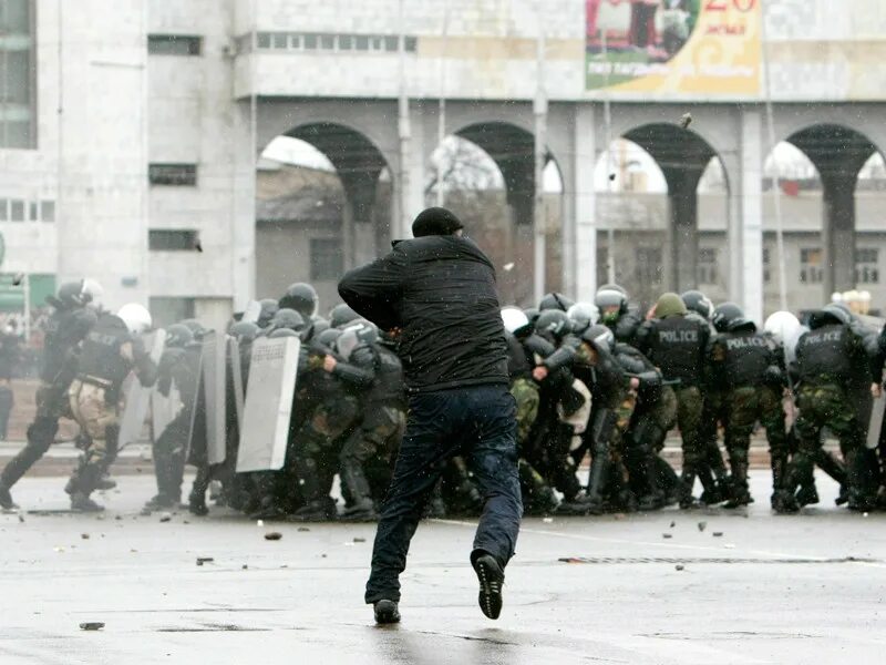 Киргизии 2010. Революция 2010 года бишкеке. революция в киргизии 2005.