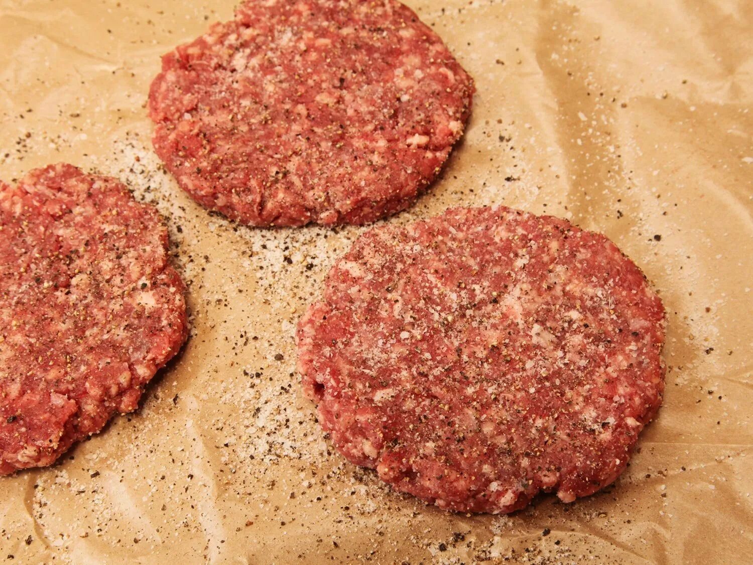 Что добавить в фарш для сочных котлет. Котлета для гамбургера. мясо для котлет. фарш котлеты для бургеров. котлеты для бургера полуфабрикат.