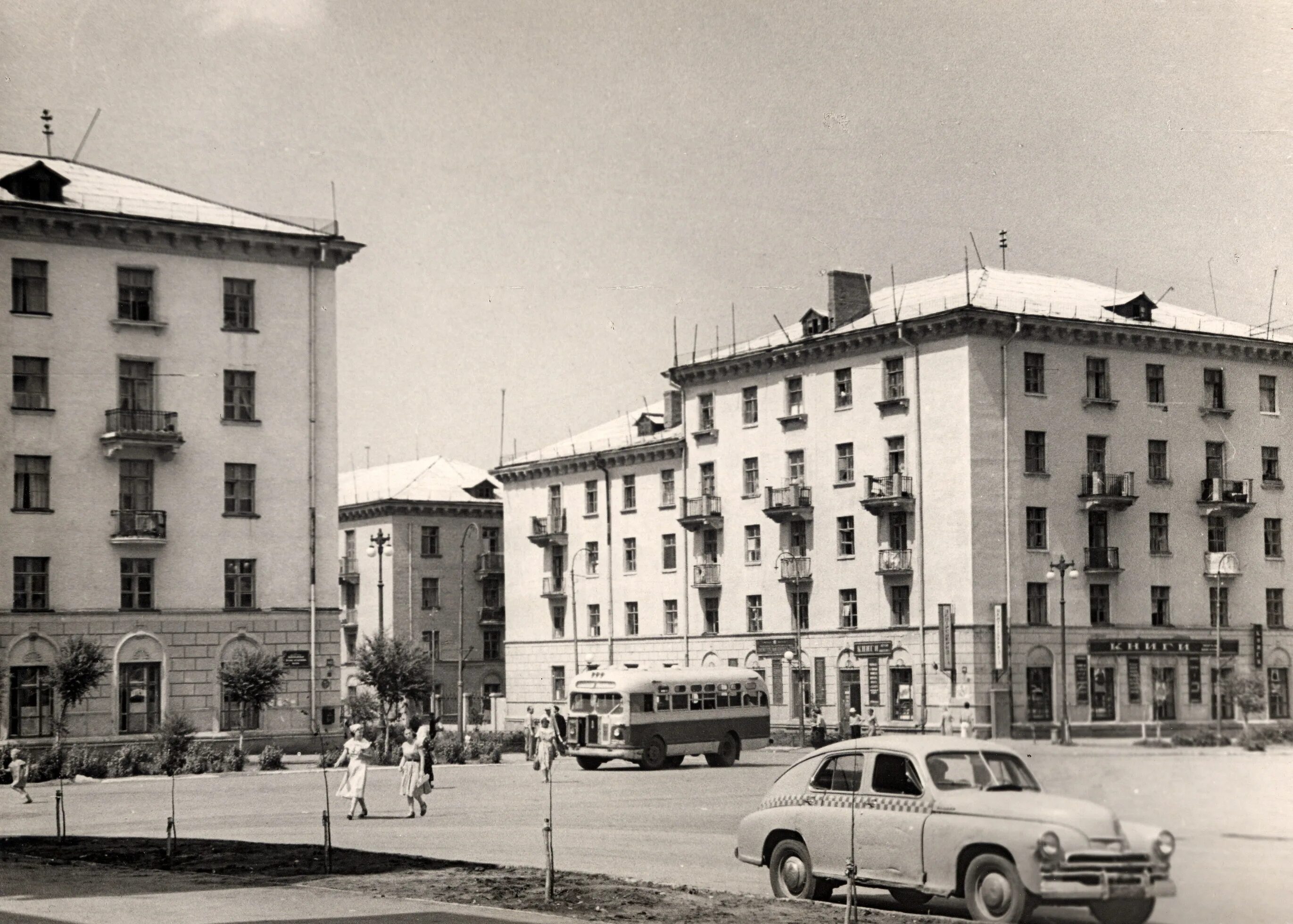 Новокуйбышевск площадь Ленина старые. Новокуйбышевск в 1952 году. Новокуйбышевск в 50е годы. Новокуйбышевск старый город. Рядом с куйбышевым