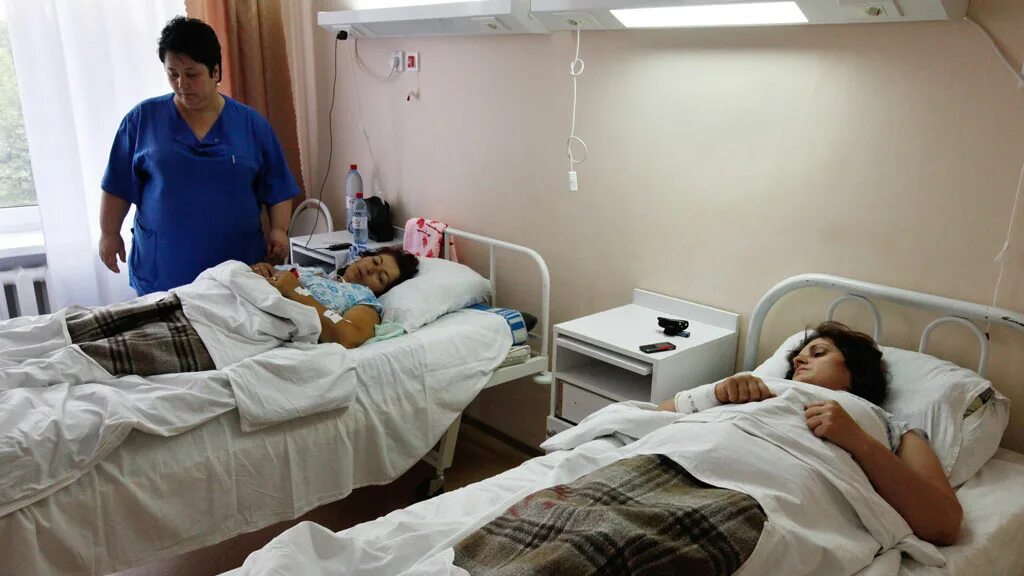 Женщина в больничной палате. Больничная палата с людьми. Палата в больнице. В больнице под капельницей. Палата в больнице.