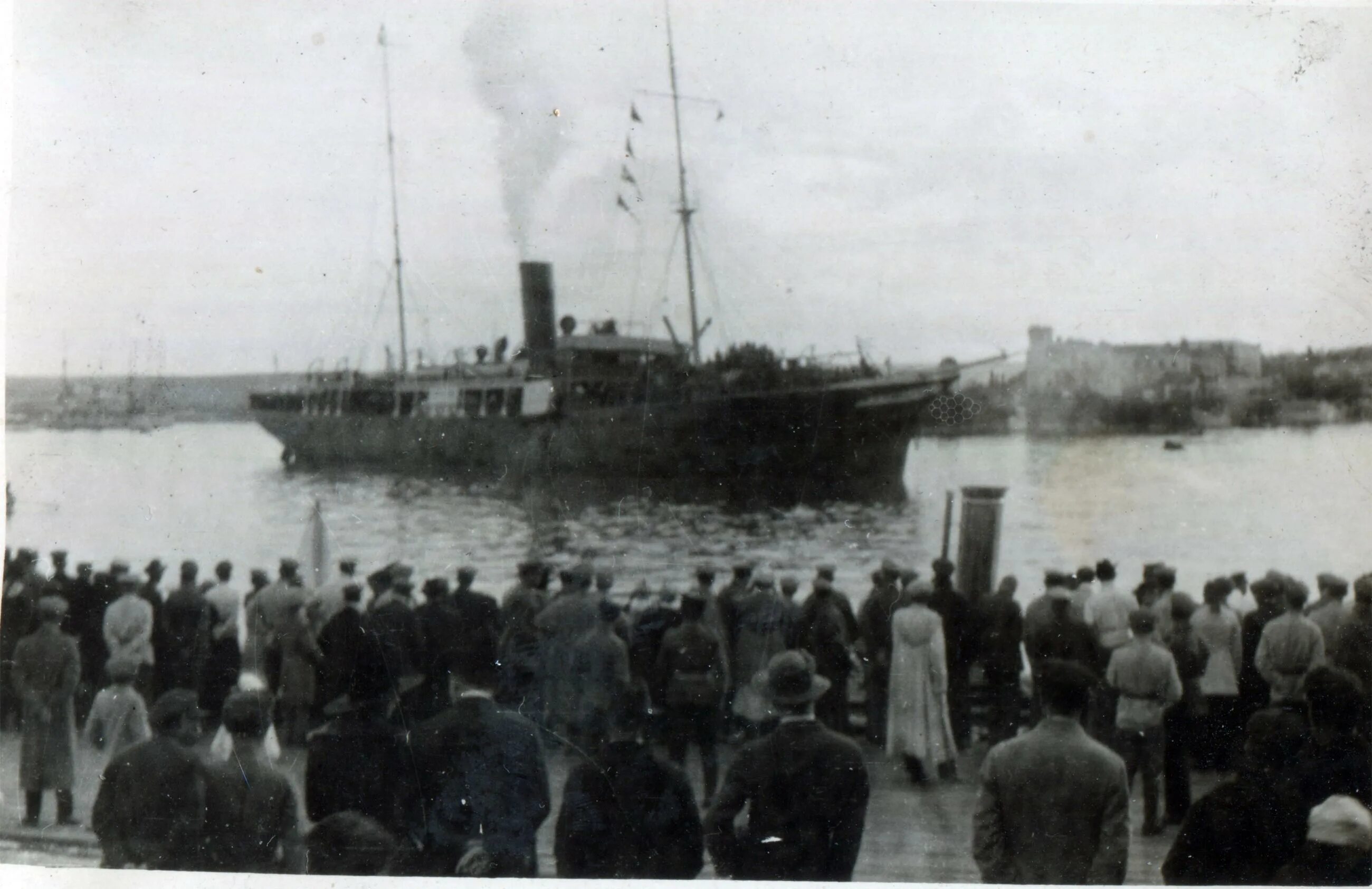 2 ноября 1920. 2 ноября 1920. Похороны генерала врангеля брюссель 1928. Исход белой армии из крыма 1920. Похороны генерала врангеля казаки.