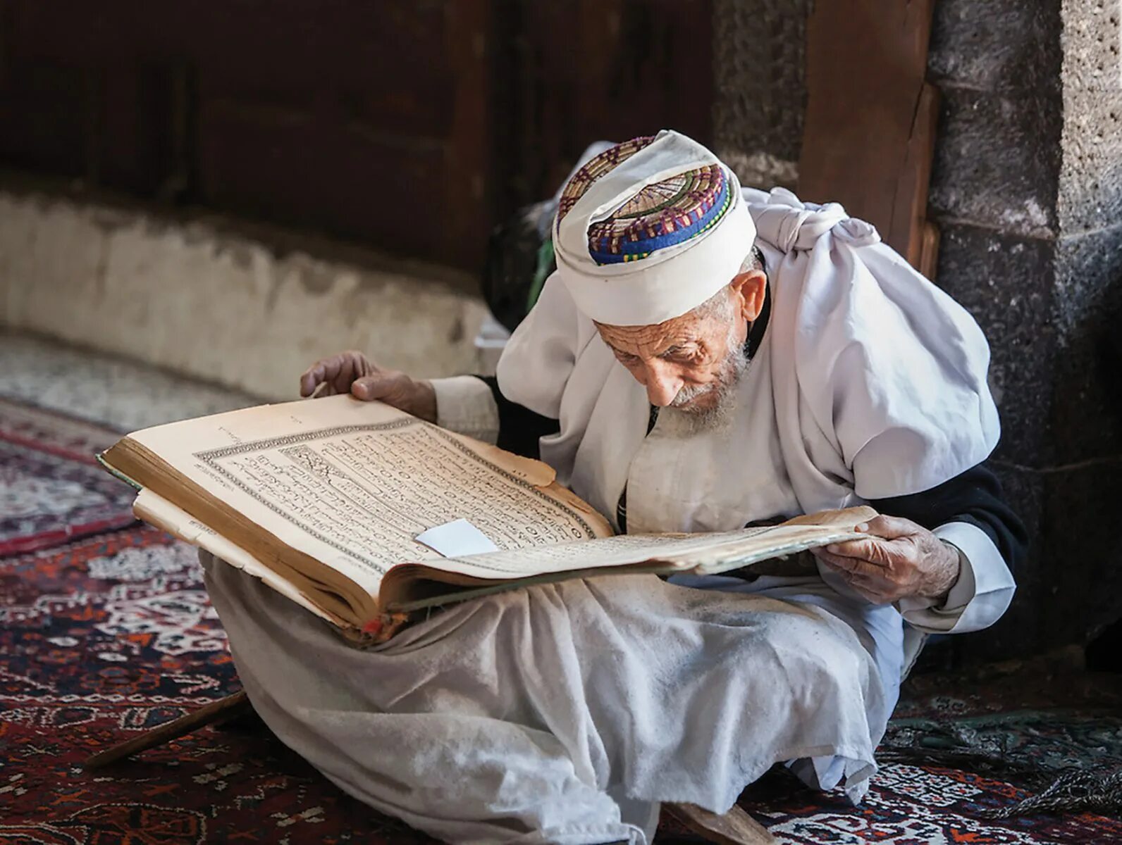 Слушание корана. Мухаммед Коран. Араб читает. Старый Коран.