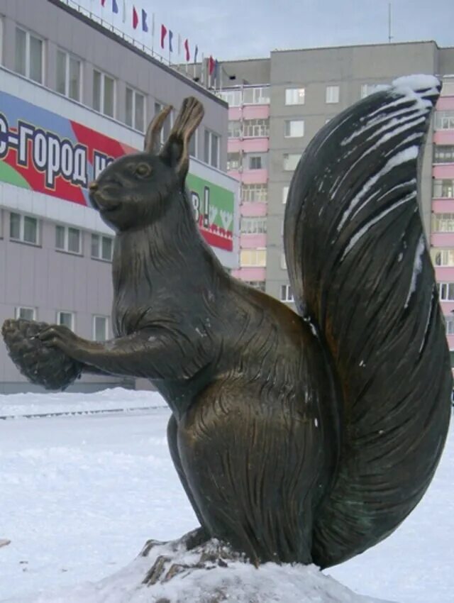 Лангепас животное. Достопримечательности города лангепаса. Статуя мальчика лангепас. Лангепас скульптура белки. Лангепас скульптура белки.