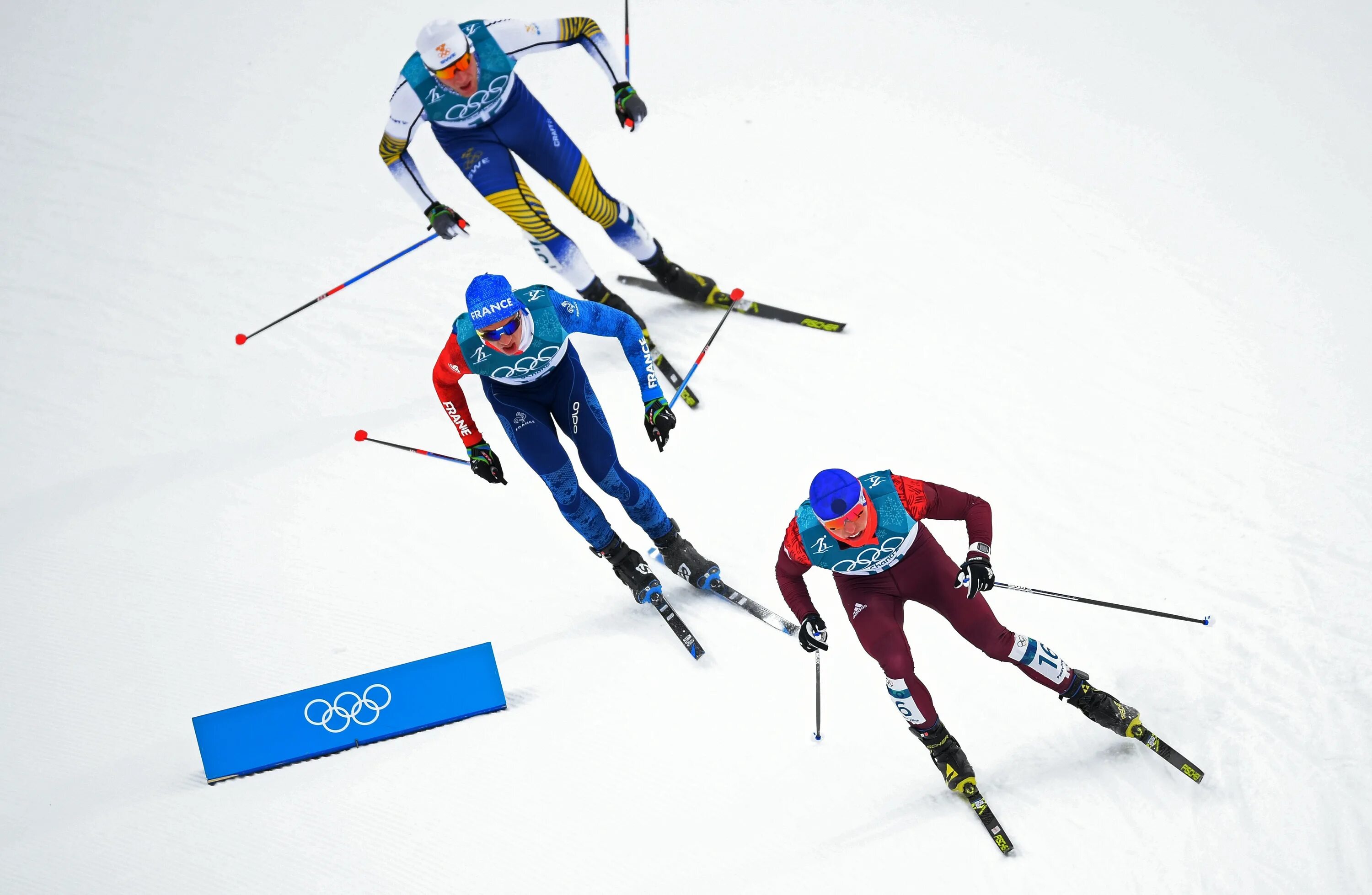 Скиатлон. Лыжероллеры скиатлон мужчины. Зимние Олимпийские игры 2018 лыжи. Лыжная эстафета картинки.