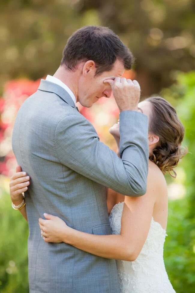 Трогательный момент на свадьбе. Невеста плачет на свадьбе. Невеста плачет от счастья. Жених и невеста плачут. Какие слезы радости