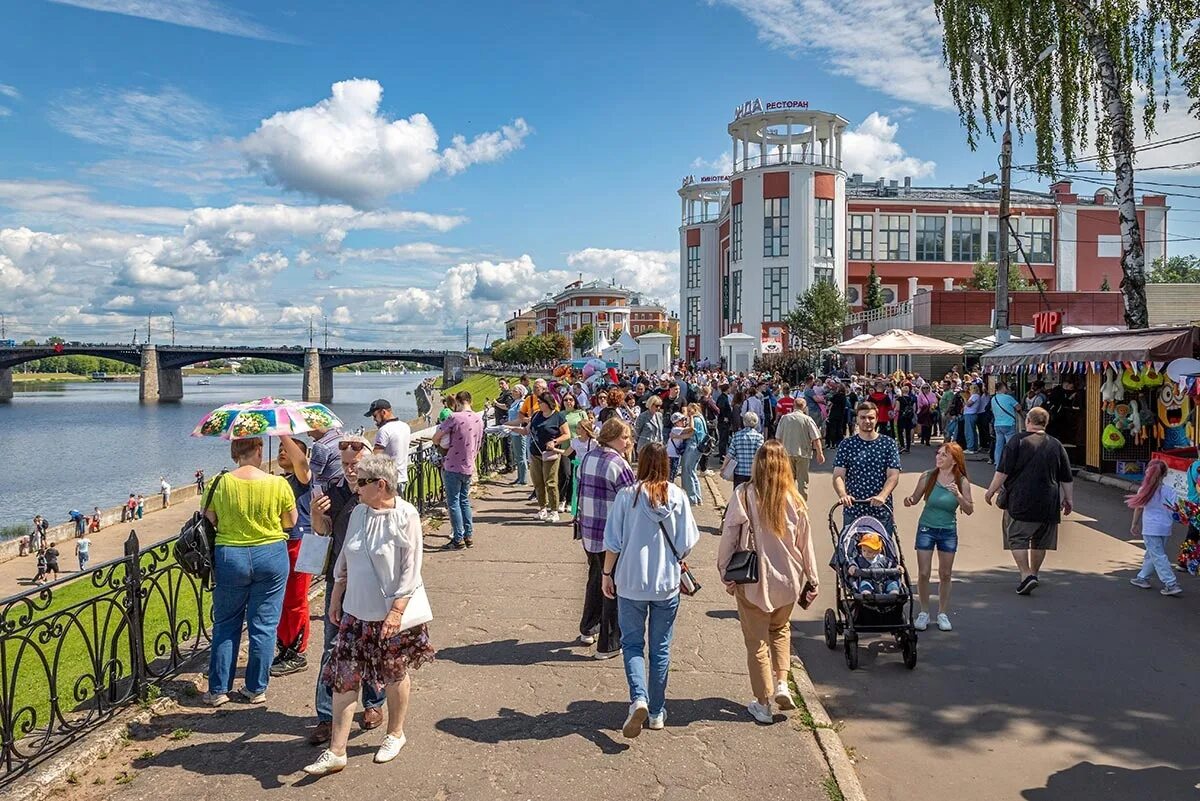 Украшение тверской на новый год. Город тверь 2023. Города россии тверь. Город тверь 2023. Версальский трезубец тверь.