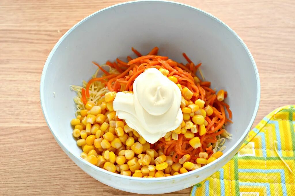 Салат с копчёной курицей и корейской морковью и кукурузой. Яйца морковь кукуруза. Салат фасоль кукуруза морковь. Салат с корейской морковкой и кукурузой. Кукуруза морковка.