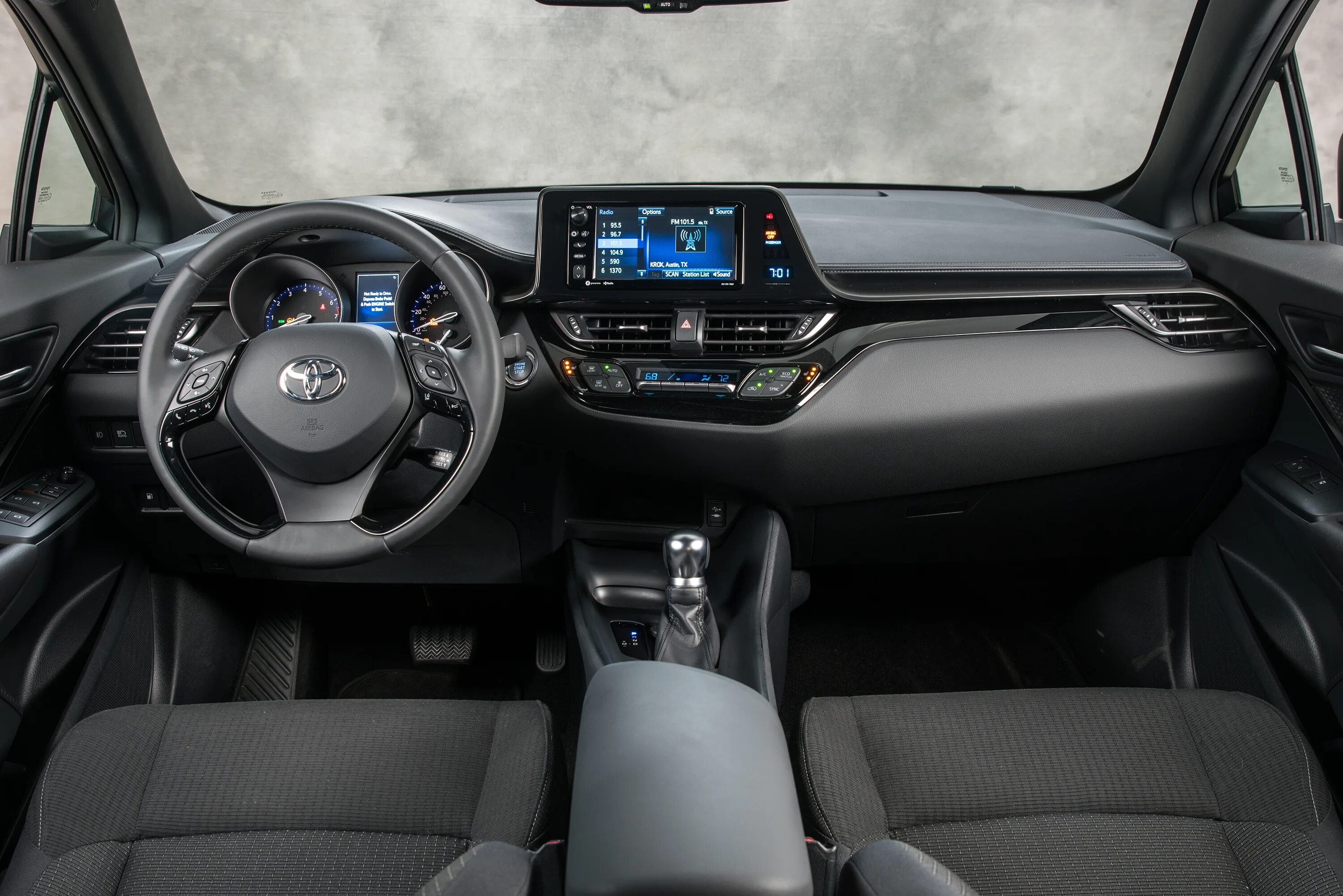 Chr аккумулятор. Toyota chr 2018 салон. toyota chr 2017 салон. тойота chr 2019 салон. toyota chr interior 2025.