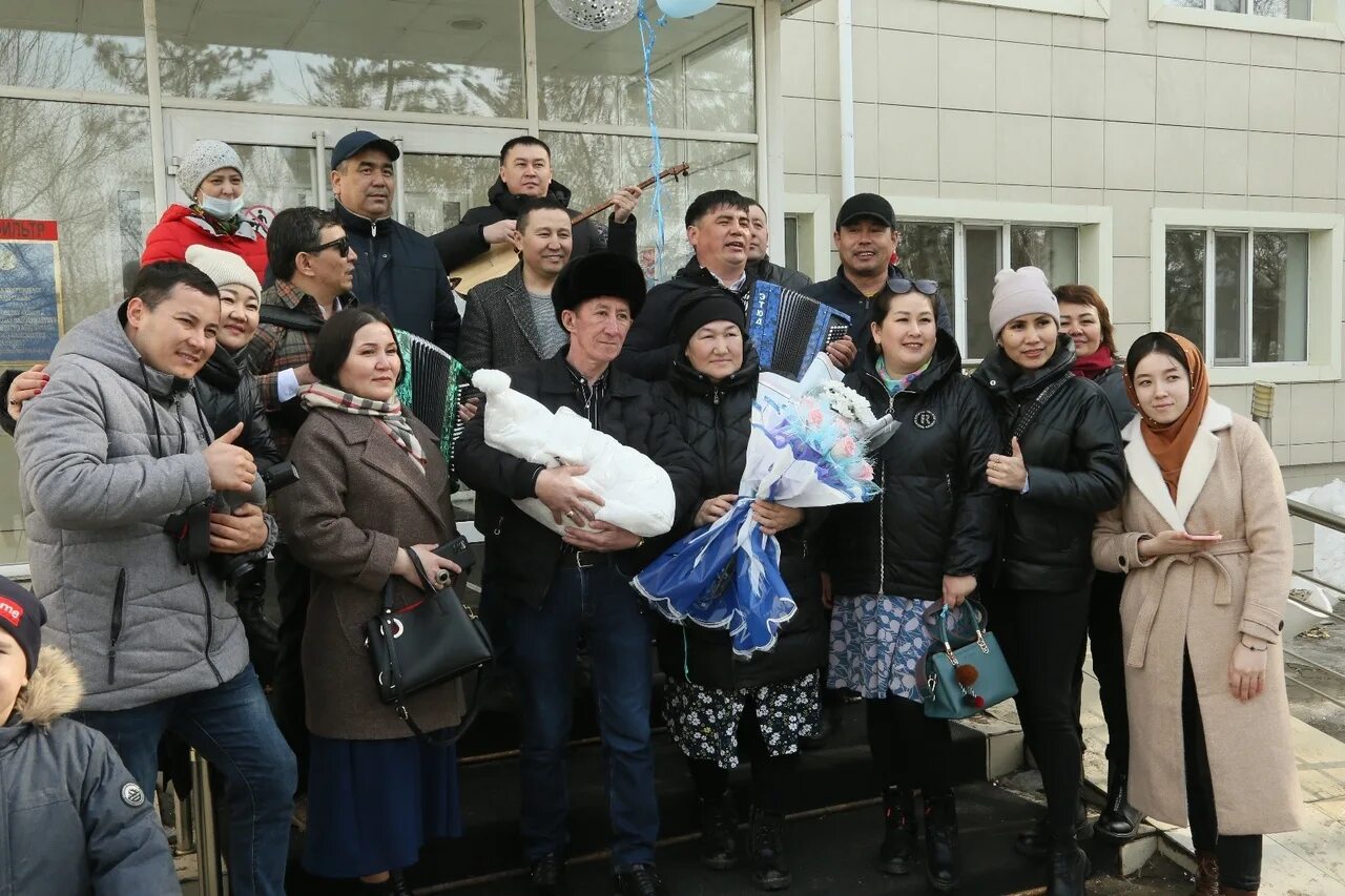 Куралай Базарбаевна Байменова. Фото роддом Кустанай. Женщина родила 10 детей в Лисичанске. Рожденные 10 октября