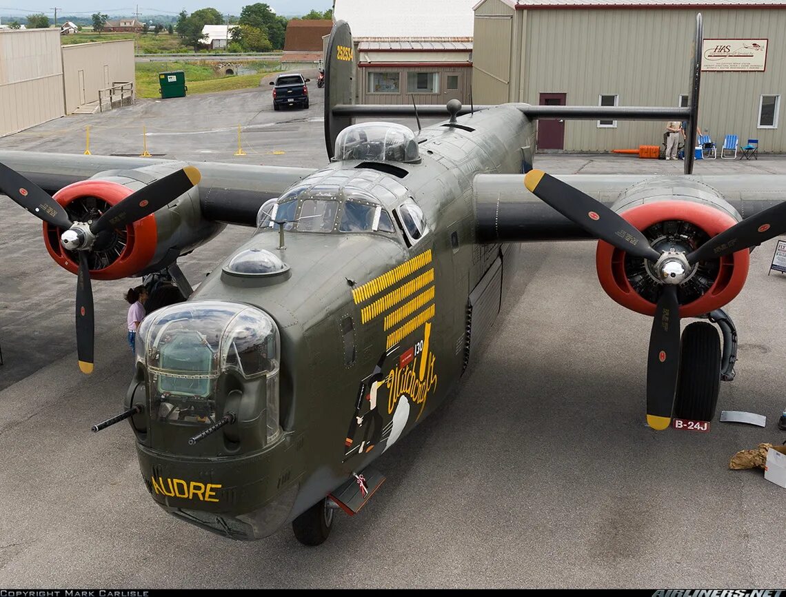 Б 24 рассказ. Б-24 Либерейтор. B 24 бомбардировщик. Consolidated b-24 Liberator. Самолет в 24 Либерейтор.