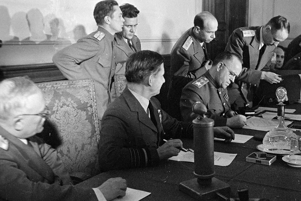 Сигнал к капитуляции. Подписание капитуляции Германии 1945. Жуков капитуляция Германии. Карлсхорст Берлин капитуляция. Кейтель подписание капитуляции.