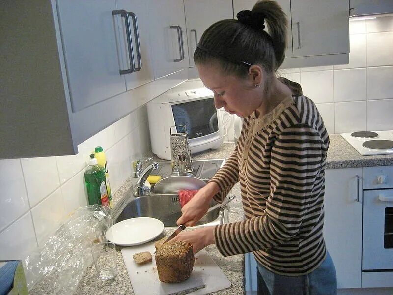 Жена готовит кушать. Обычная женщина на кухне. Простая женщина на кухне. Женщины на кухне домашнее. Домашняя кухня.