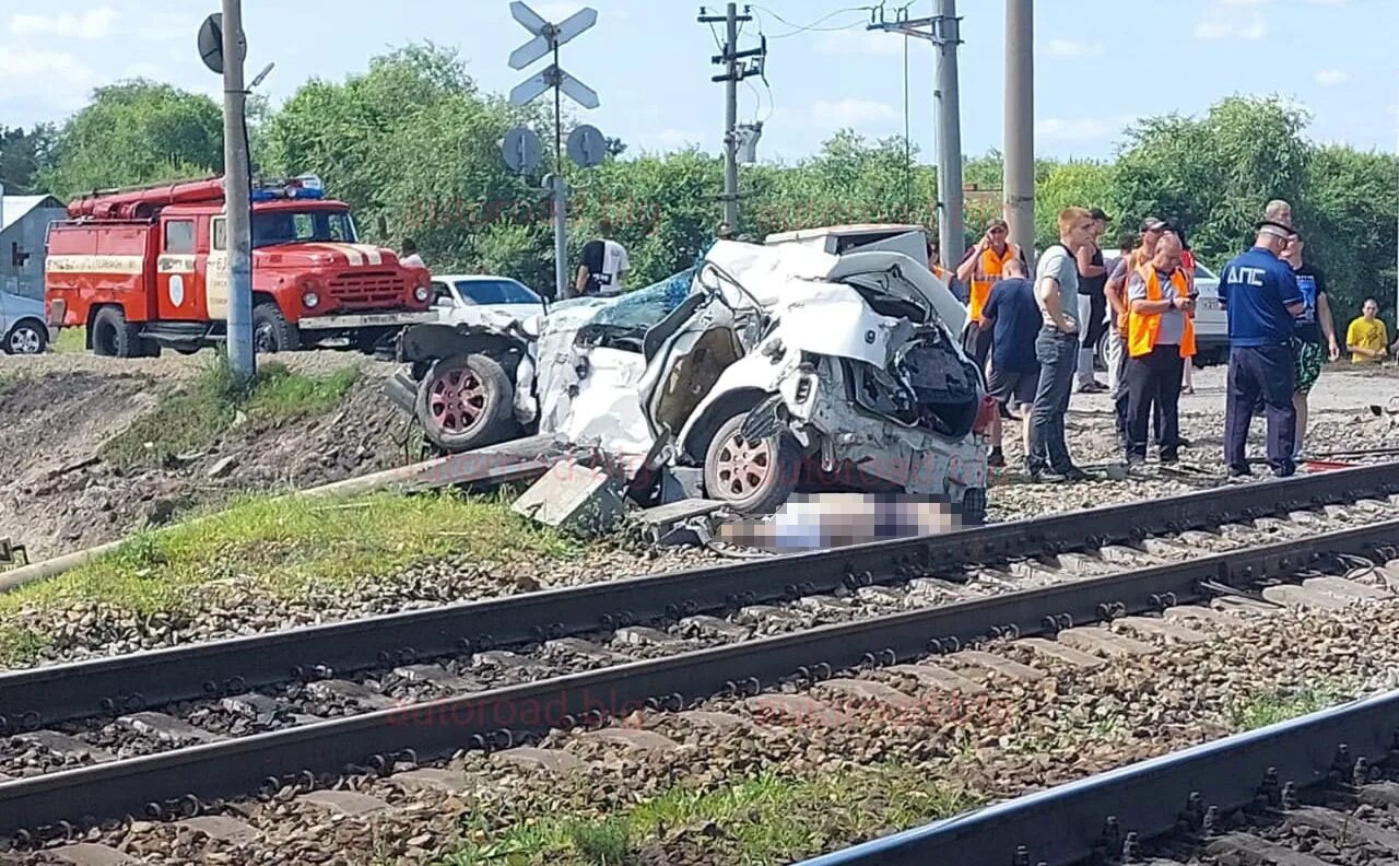 Поезда белогорск амурская область. Происшествия на железной дороге. Столкновение поезда с авто.