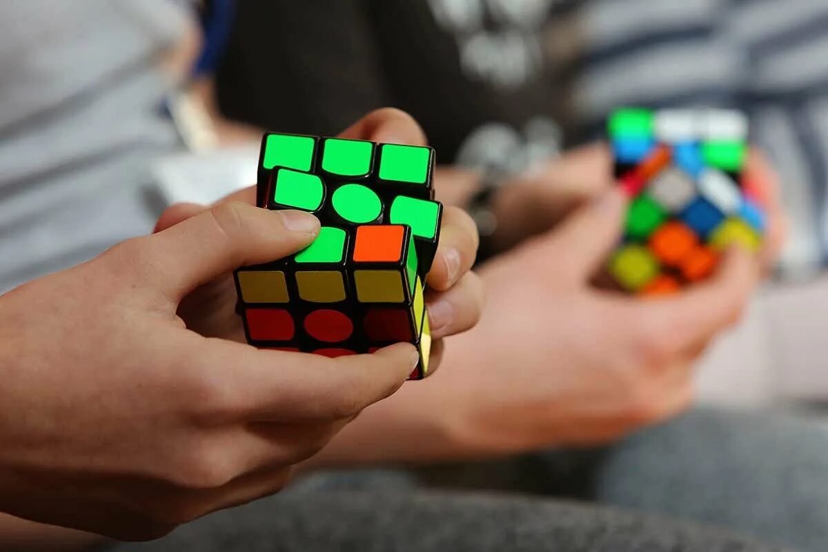 Включи рубик. Кубик Рубика 3х3 2020. Кубика Рубика 3х3 speedcubing. Спидкубер собирает кубик Рубика. Speed кубинг.