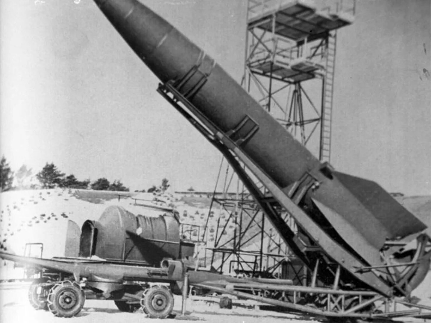 Создатель ракеты на жидком топливе. ФАУ-2 баллистическая ракета. Немецкая ракета ФАУ-2. ФАУ-1 баллистическая ракета. ФАУ 1 ФАУ 2 Германия.