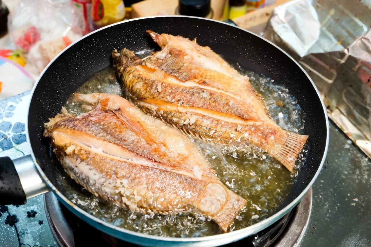 Рыба после жарки. Жареная рыба на сковороде. Fried Fish. Розовая рыба после жарки.