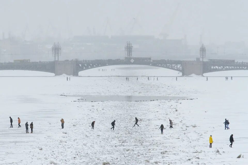 Будет ли лед по пушкинской карте. Замерзшая Москва река. Москва река замерзает зимой. Москва река зима.