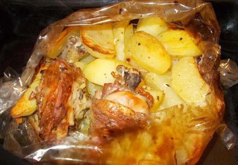 Голень в духовке с картошкой в рукаве. Курица с картошкой в духовке в рукаве. картофель с курицей в рукаве. курица с картошкой в рукаве для запекания. курица с картошкой в рукаве для запекания в духовке.