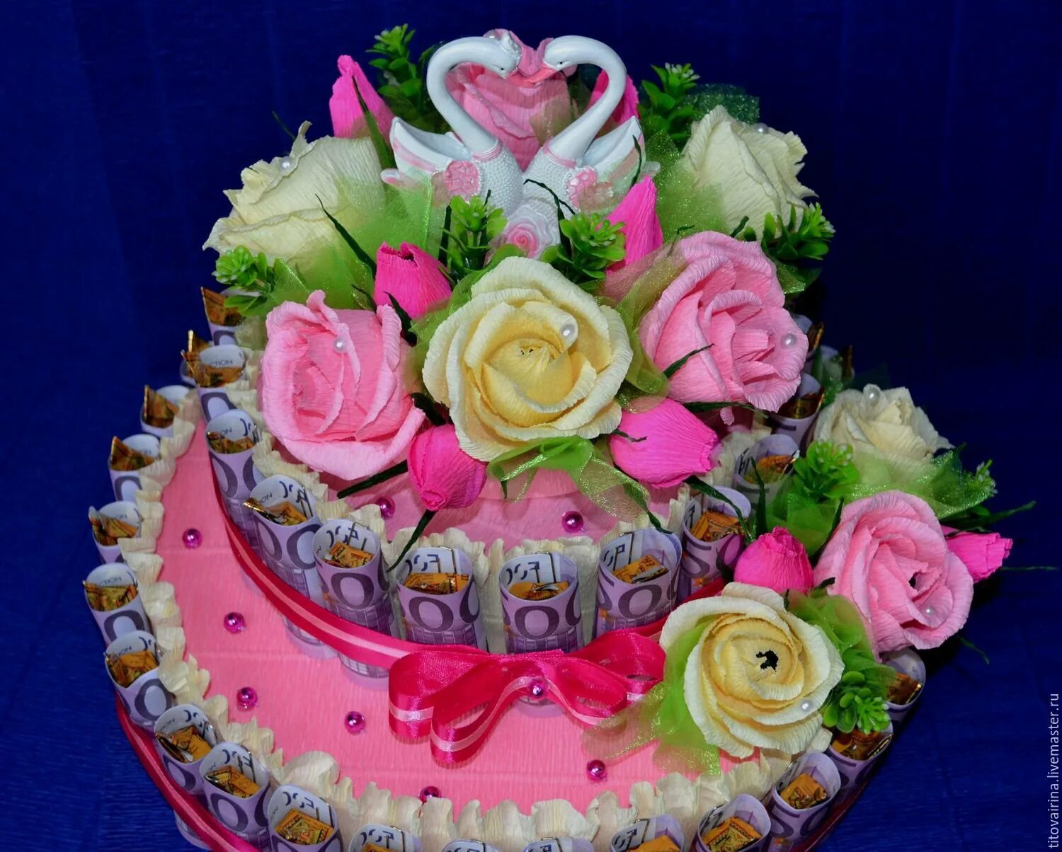 Торт из искусственных цветов. Сделать торт из цветов. Тортики из конфет и гофрированной бумаги. Необычные торты из конфет. Торт из конфет на свадьбу.