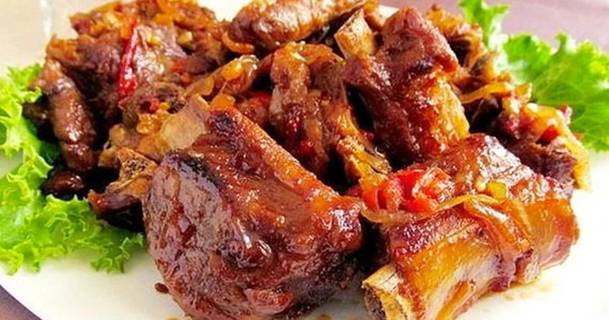 «свиные рёбрышки, томленные в луке». рёбра свиные тушёные. рёбра свиные с подливкой. тушёные свиные рёбрышки. тушеные ребра с овощами.