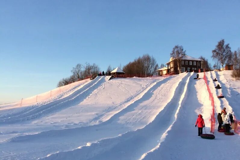 Горка у ильмы архангельск. Снежные горки в архангельске. Ледяные горки архангельск. Горка в архангельске. Архангельск набережная северной двины.