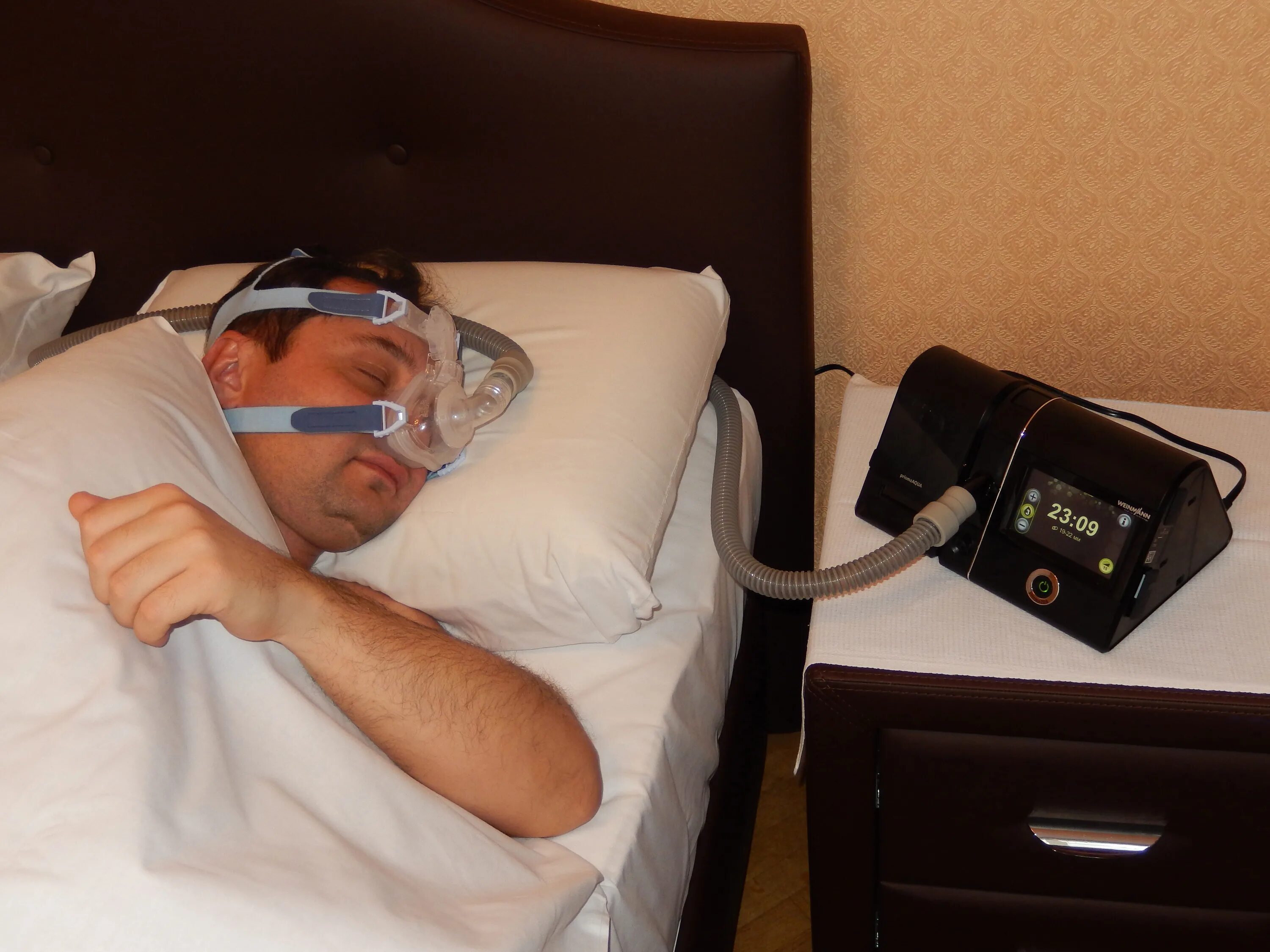 Сипап аппарат для апноэ. CPAP аппарат храп. Сипап аппарат для апноэ сна. Аппарат сипап от храпа и апноэ.