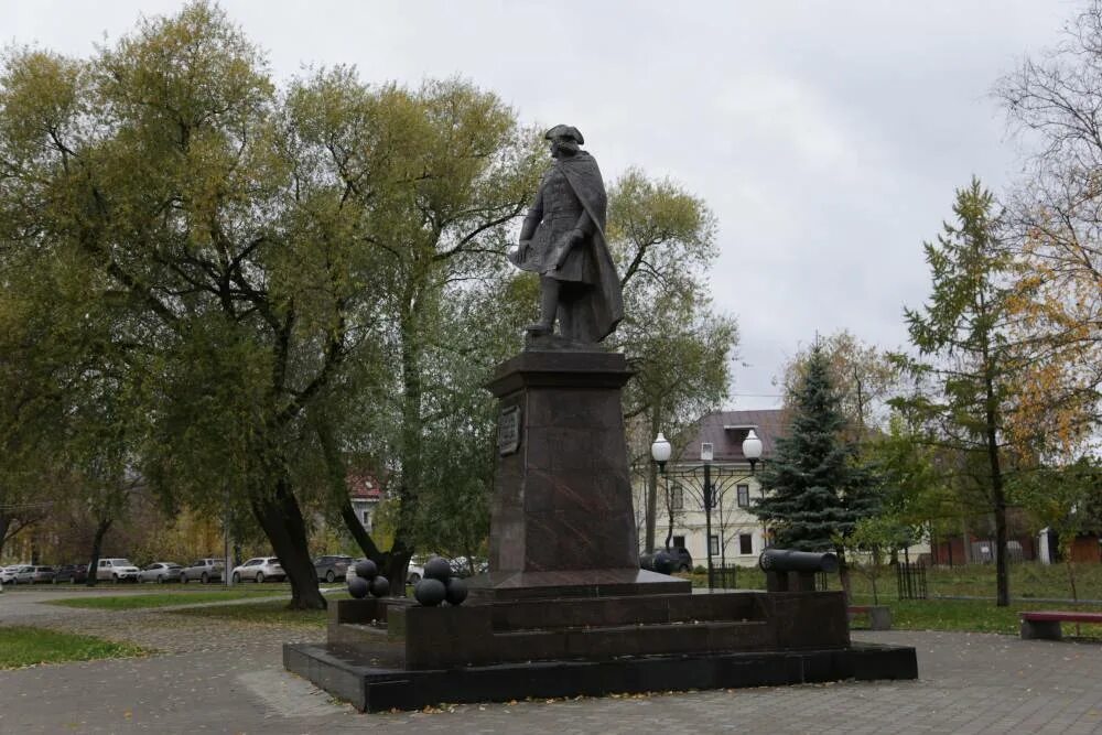 В н татищев создатель какого памятника культуры. Татищев памятник в Перми. Сквер Татищева Пермь. Памятник Василию Татищеву в Перми.