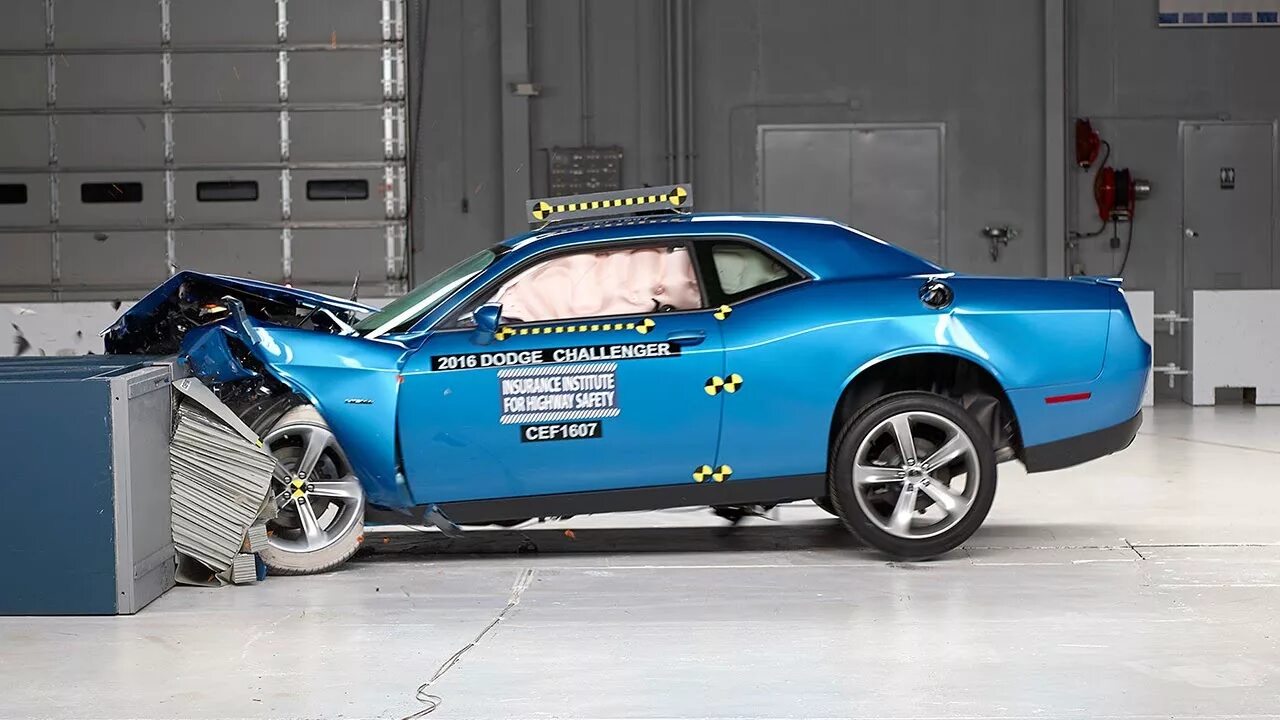 Краш тест Додж Челленджер. Краш тест Додж Вайпер. 1999 Dodge Charger moderate overlap IIHS crash Test.